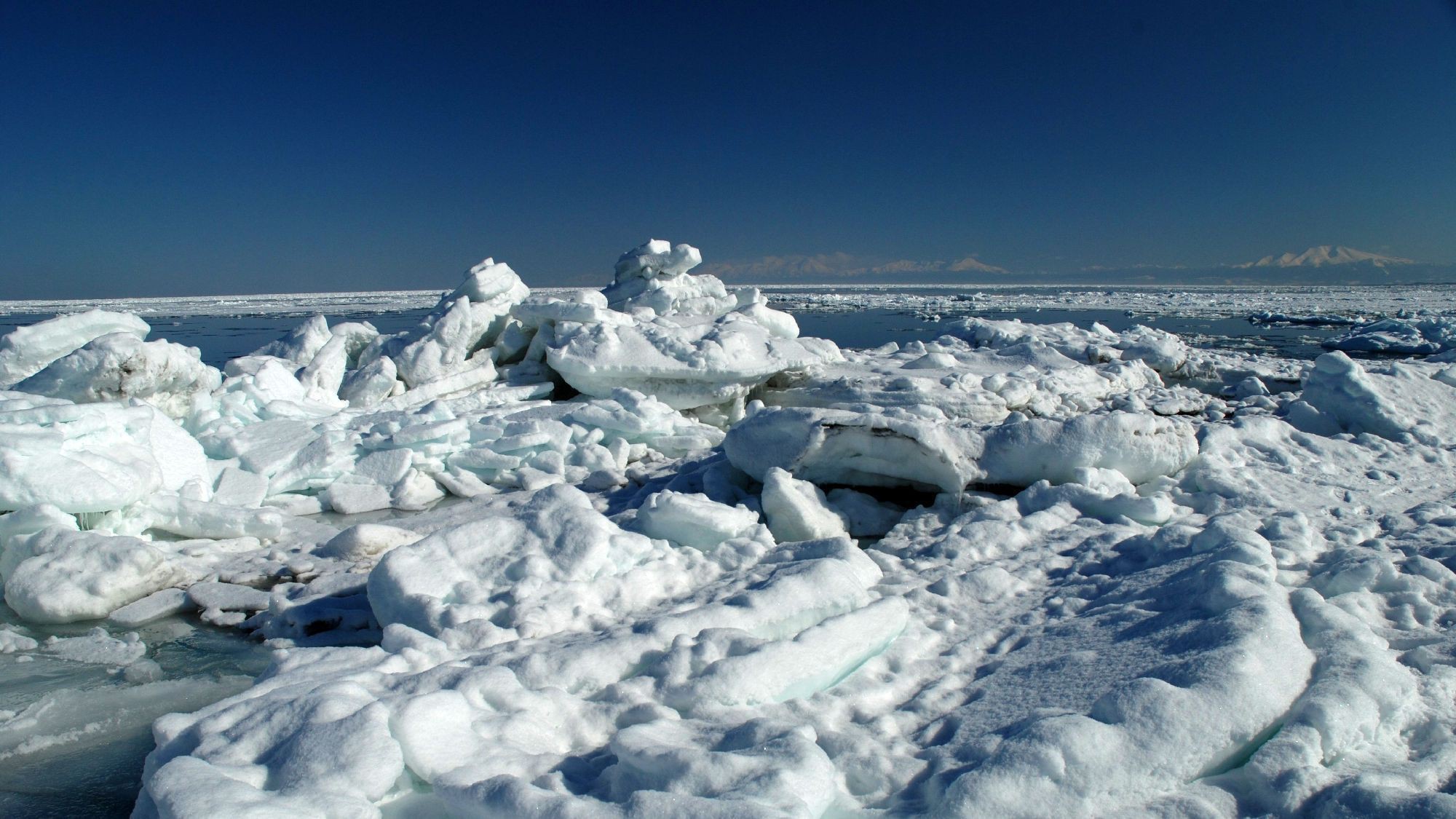 流氷／北海道の冬を実感できる豪快な流氷。1月下旬頃から白く神秘的な姿を見せる。
