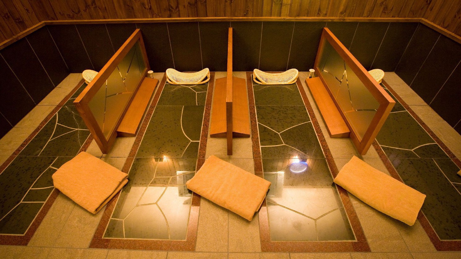 岩盤浴／男女それぞれの浴場に用意された宿泊者無料の岩盤浴（24時迄）