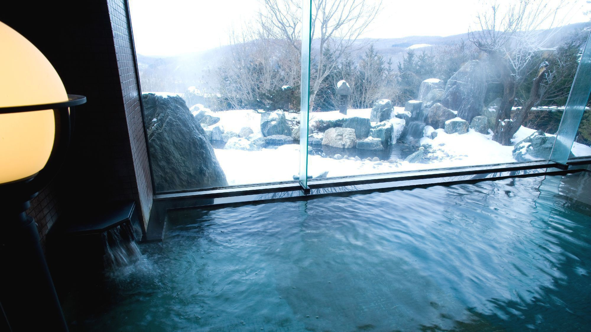 大浴場（冬）／自家源泉から引く温泉は、「美肌湯」とも呼ばれるアルカリ性単純泉。