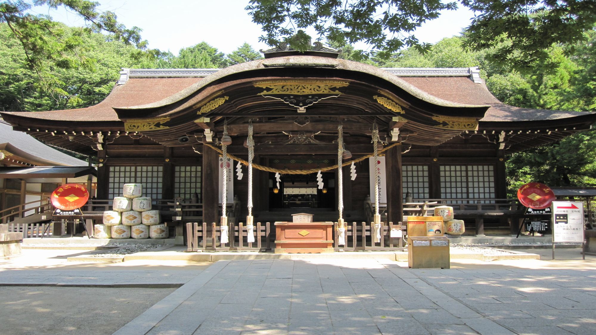 武田神社正面（写真提供：甲府観光協会）