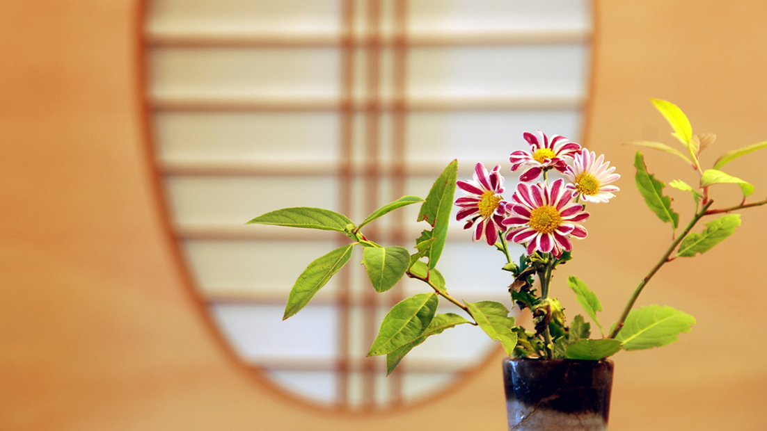 館内には女将の生け花が随所に。ほっと心を和ませます。