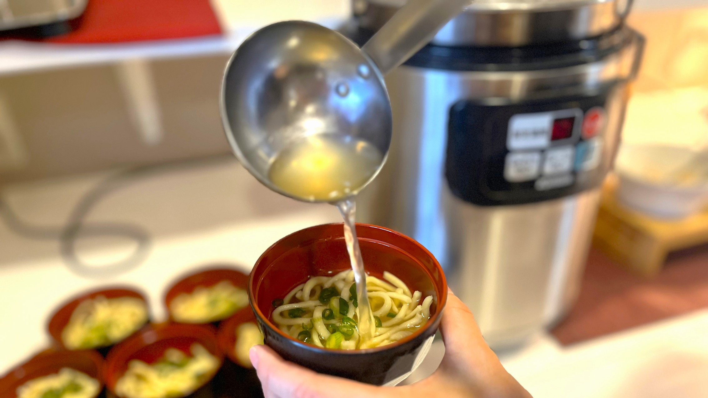 沖縄のソウルフード、沖縄そばをお召し上がりいただけます♪