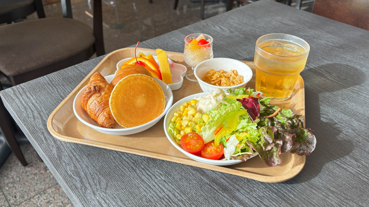 朝日の差し込む明るい会場で朝食を堪能。モノレールビューと共に、バイキング形式でお楽しみ下さい。