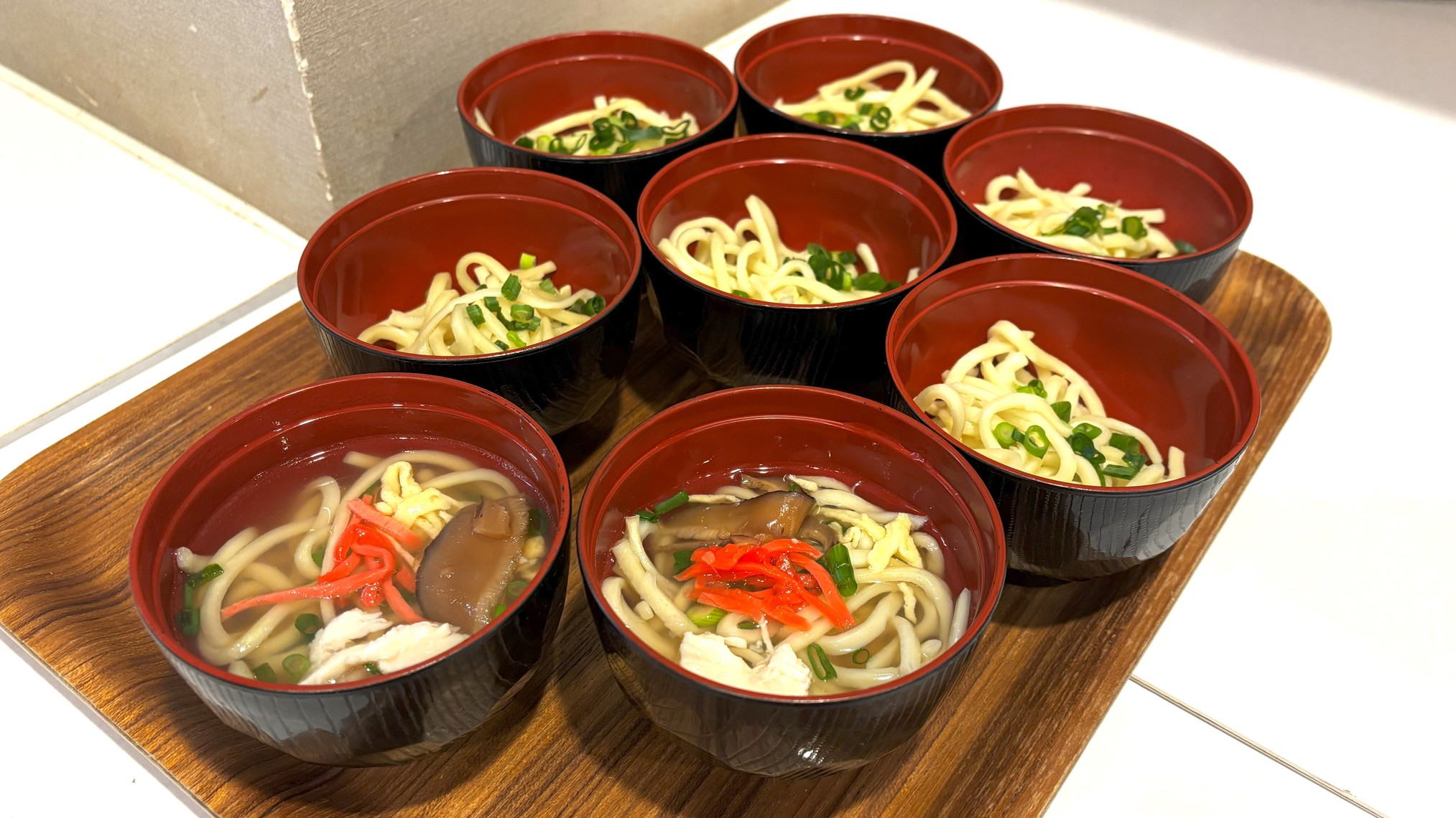 沖縄のソウルフード、沖縄そばをお召し上がりいただけます♪