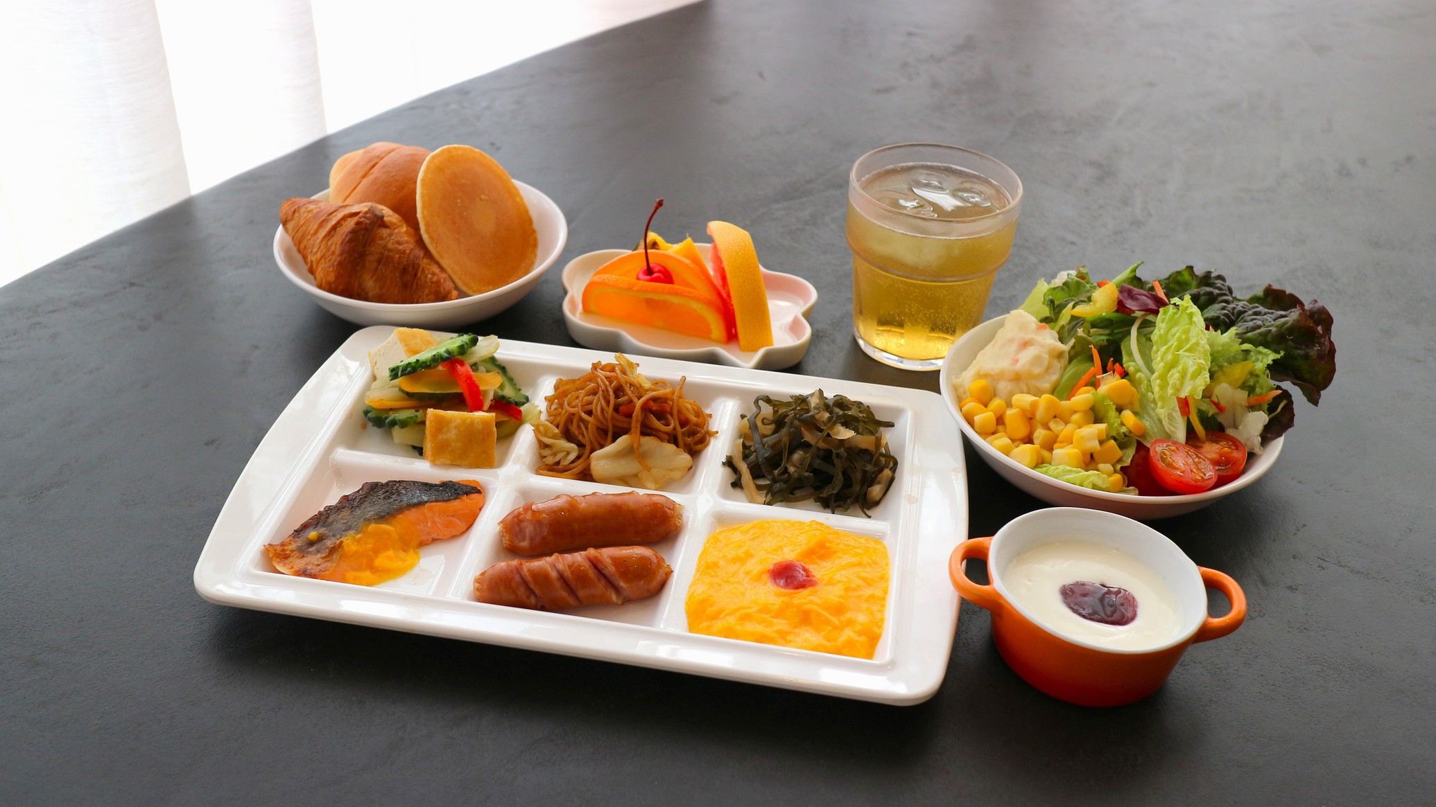 沖縄料理はもちろん、和・洋食、季節のお料理を含めたメニューを30種類以上ご用意しております