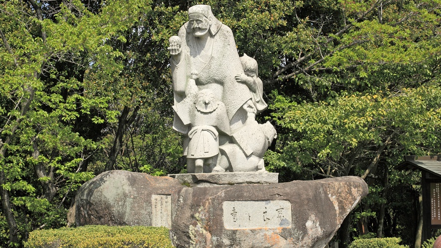 *“;童と良寛”;/江戸後期の僧侶であり歌人である良寛の銅像が円通寺公園内にございます。