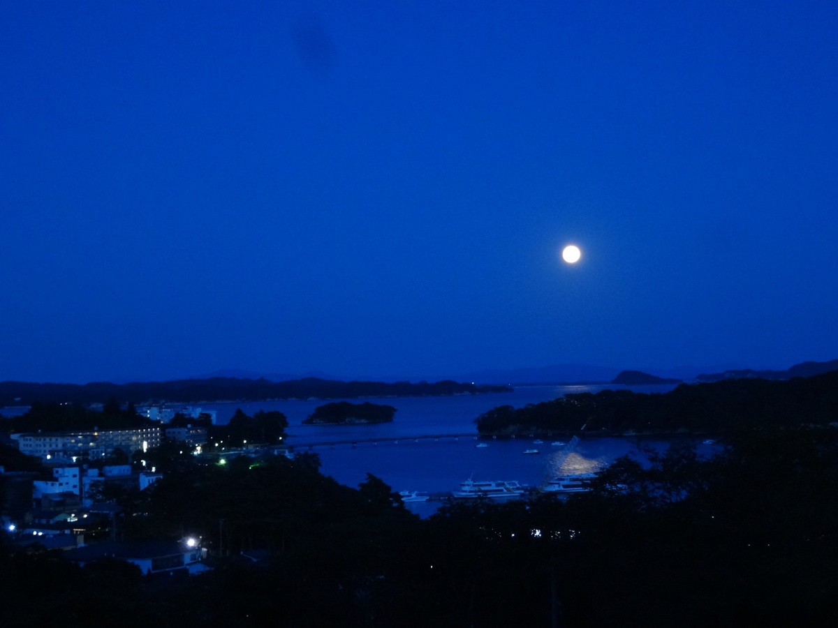 月明かり松島湾に浮かぶ月は幻想的♪