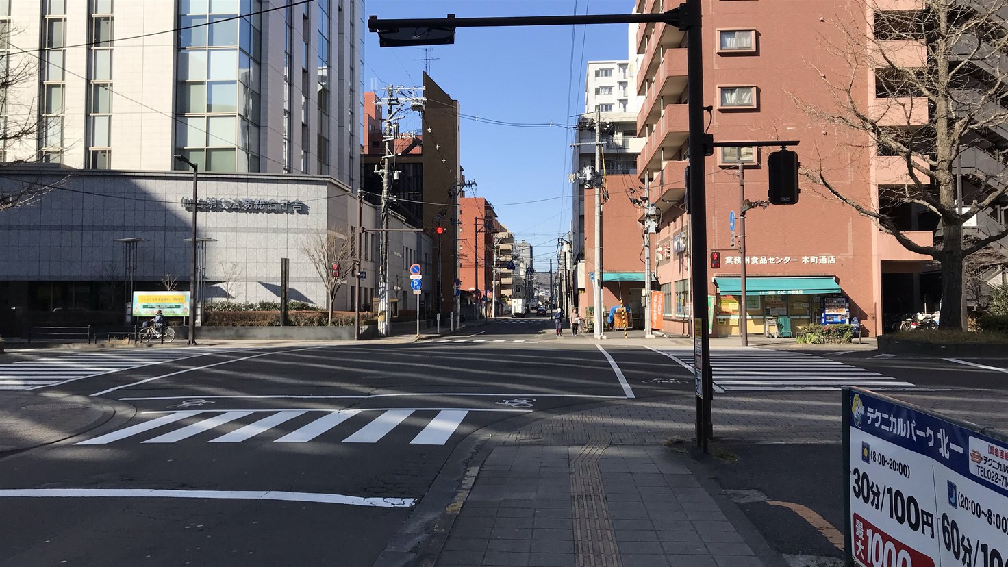 左手前方に仙台法務局合同庁舎。信号を渡らずに右へ進みます。