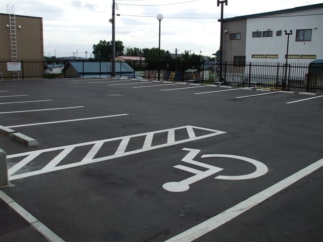 ホテル敷地内の第１駐車場は２０台の駐車が可能です。徒歩で３分の第２駐車場も完備しております。