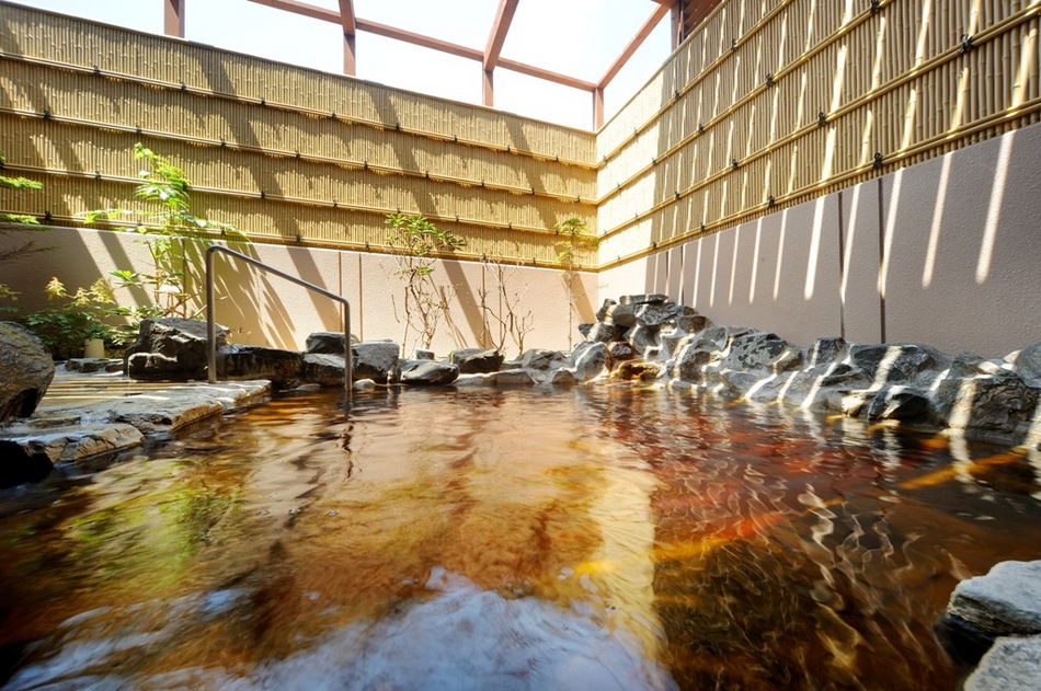 【男性露天風呂】温泉と言えば露天風呂。内風呂と同じく源泉１００％かけ流しで、抜群の泉質です。