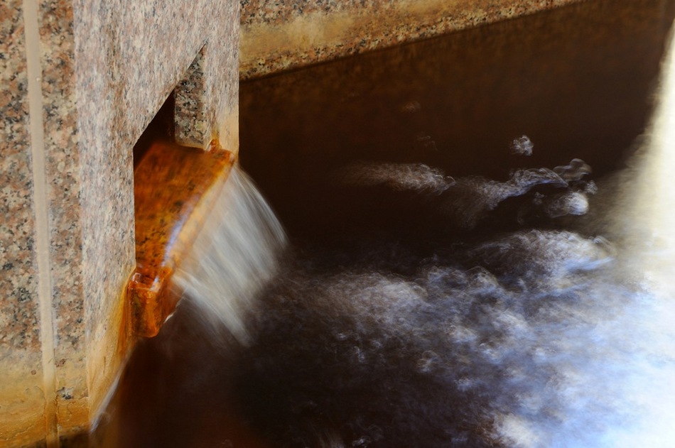 【大浴場滝口】当ホテルの温泉は、自家源泉で豊富な湯量を誇り、毎分７０リットルを湧出しています。