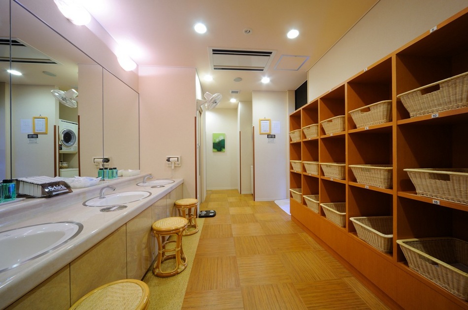 【男性脱衣場】エアコン、扇風機完備の脱衣場。洗濯用洗剤はフロントで１回分４０円で販売しております。