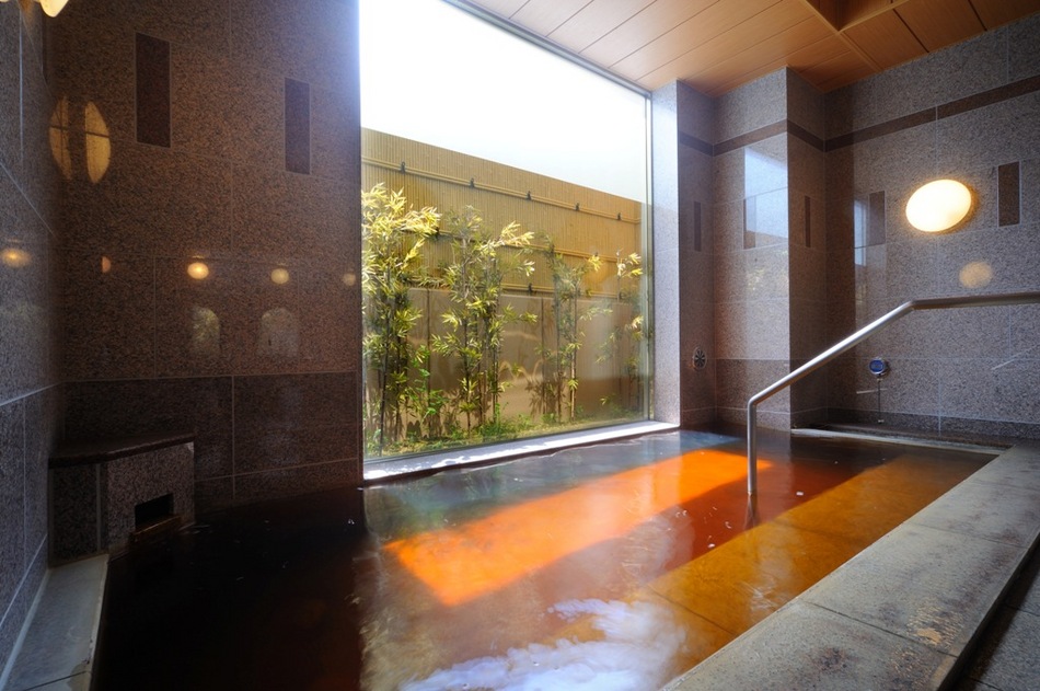 【女性内風呂】女性浴場は西側に面しており、美しい日差しが差し込みます。