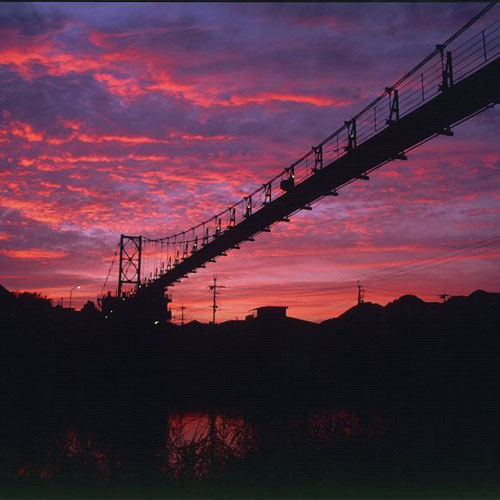 揖保川にかかる吊り橋。季節によってはこんなにキレイな夕焼けが見えます
