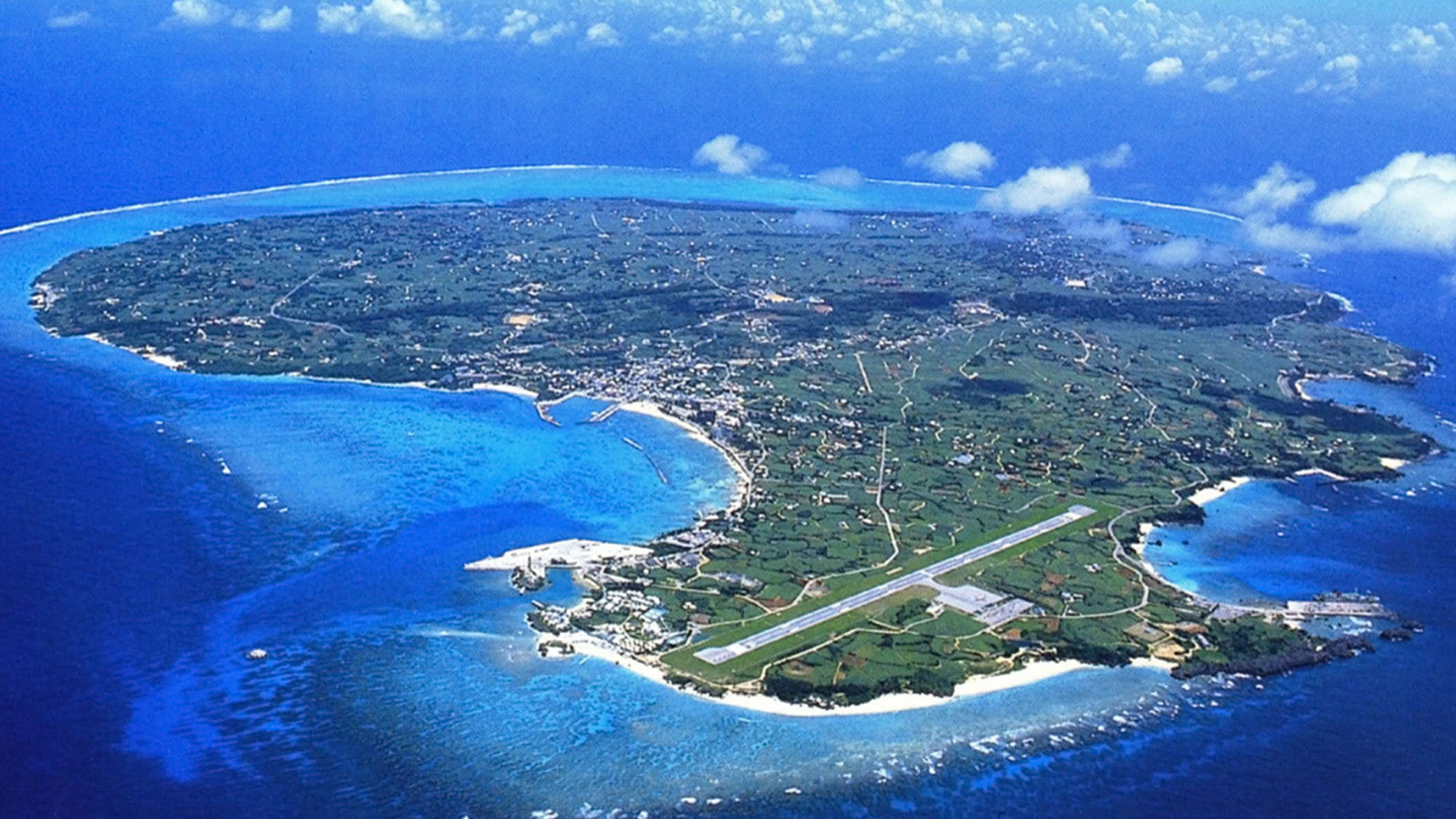 【与論島全景】奄美群島の最南端に位置する、周囲約20キロの隆起サンゴ礁の島