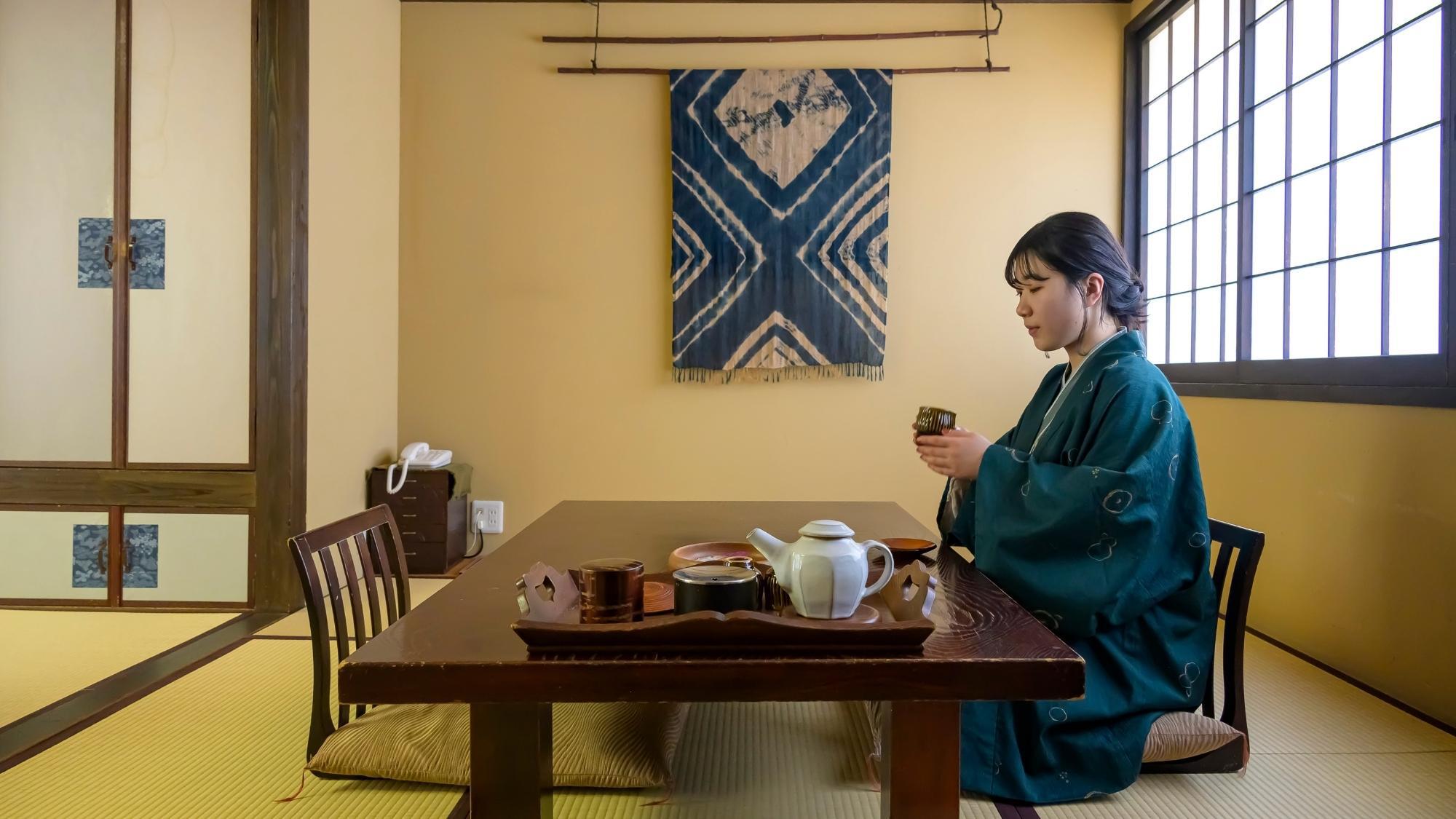 客室「すすき」は鳥取の歴史と民藝の味わいを感じられるお部屋です。