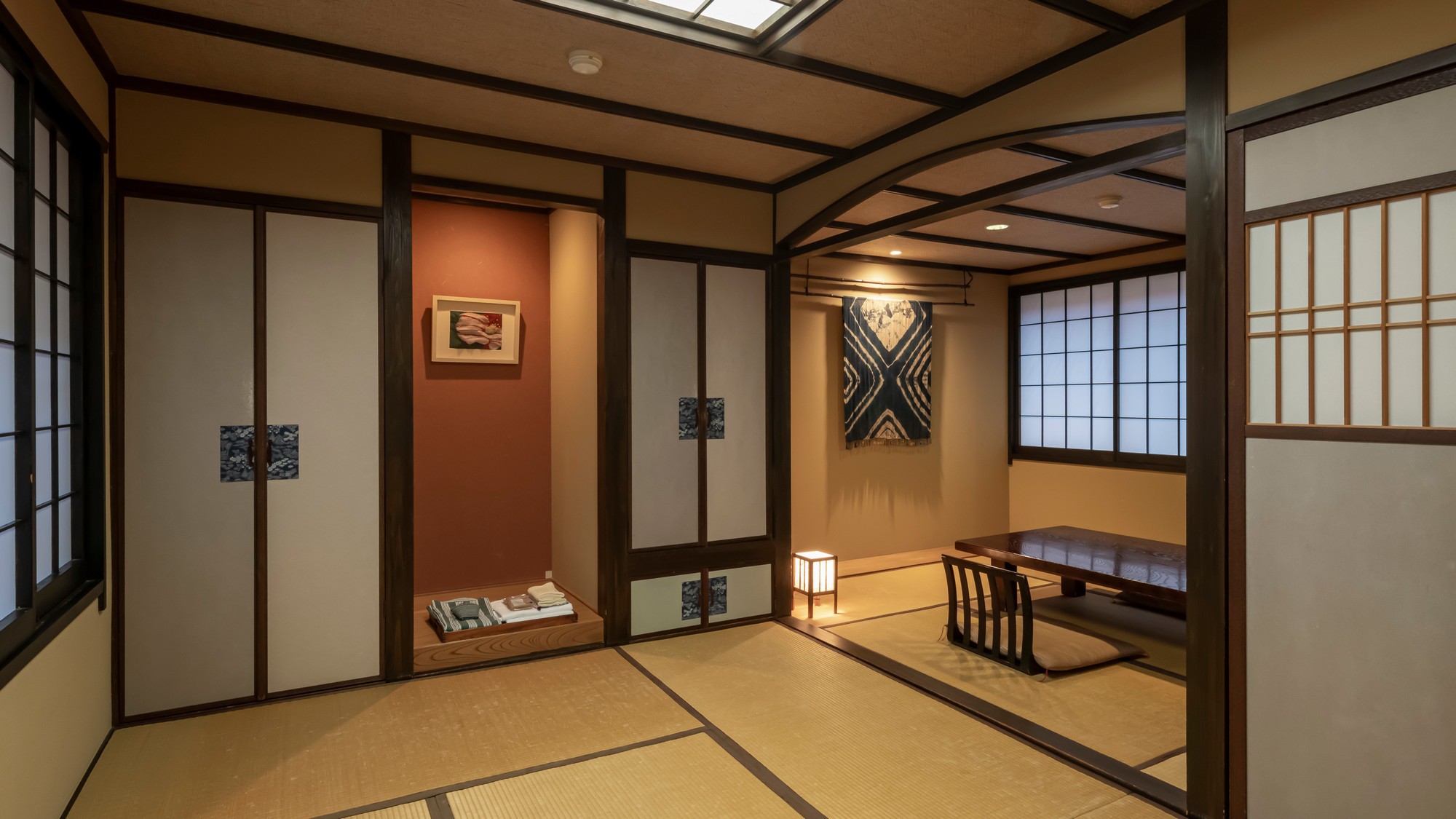 「すすき」は10畳の和室、鳥取の歴史と民芸の味わいを感じられる落ち着いた大人の雰囲気のお部屋です。