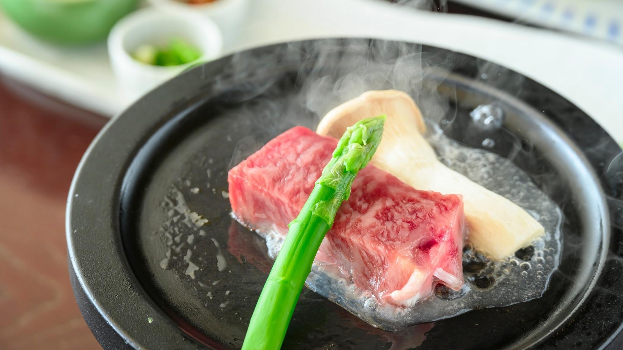 鳥取が誇る絶品牛「鳥取和牛」を使用した、とろけるような味わいのステーキを召し上がれ。