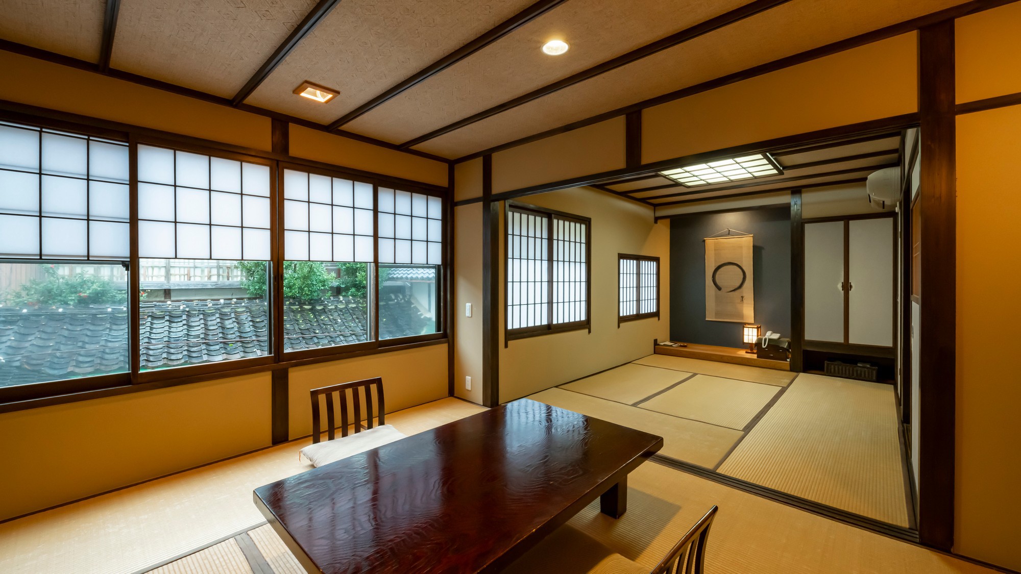【あけび】和室10畳のお部屋。鳥取の歴史と民芸の味わいを感じられる落ち着いた大人の雰囲気。