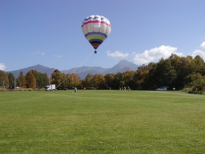 近くの農業実践大学農場の大芝生夏には気球が上がります。乗れますよ！