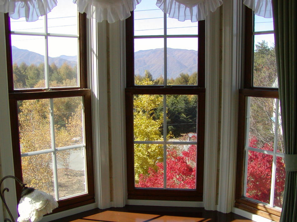 夏は緑、秋は紅葉の白樺越しに南アルプスが望めます。このお部屋は窓が7面あり、多くのご指名があります。