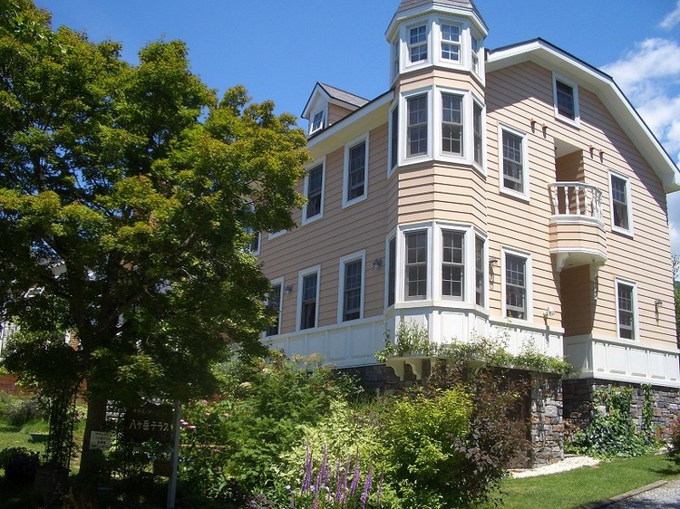 コーナーがタワーのお部屋がビュールーム。2タイプあります。白樺越しに南アルプスが一望。最もリピータ