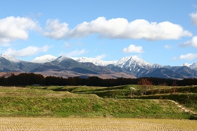 八ヶ岳テラスから蓼科に向かう右側の風景。後ろに富士山、前に蓼科山、左に南アルプス。贅沢だなあ・・