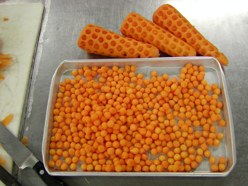 下拵えキャロットのジャルディニエール専用ナイフでクリクリします。