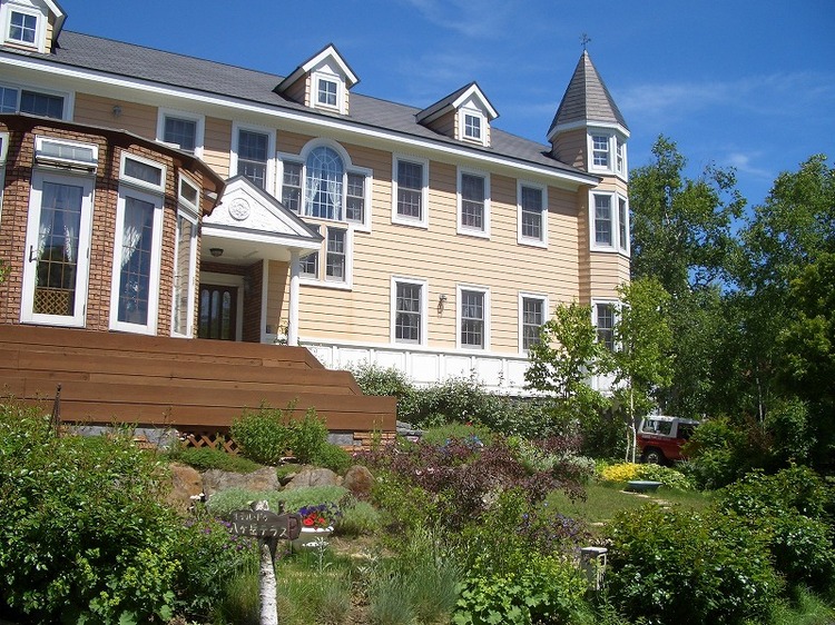 青い空と八ヶ岳テラスの正面です。ここは一年中85％が晴れだそうです。カラッとしています。