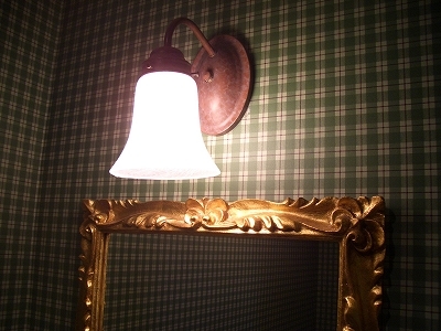 客室洗面室のランプと鏡鏡もイタリア製ですべて異なります。