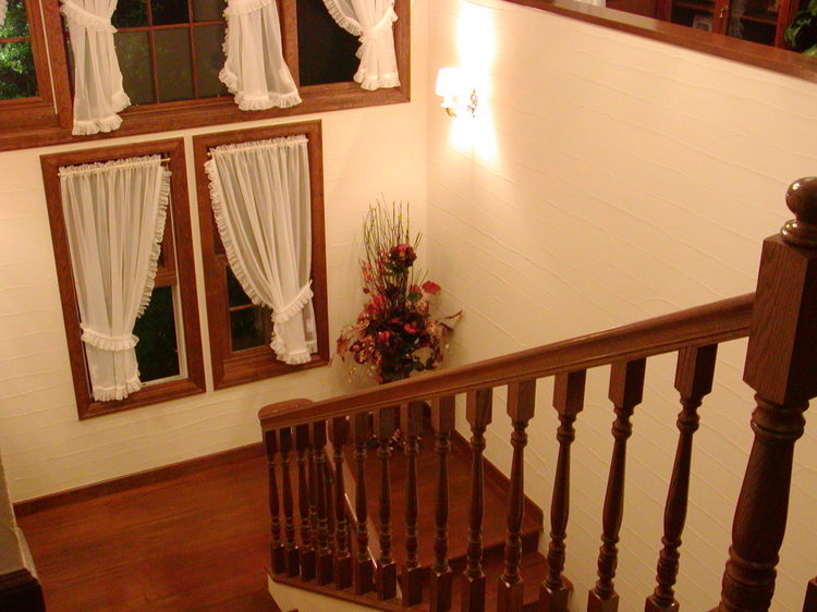 階段はアメリカ製の柔らかい木でゆったりと作りました。階段は建物で最も贅沢な空間、と言われます。