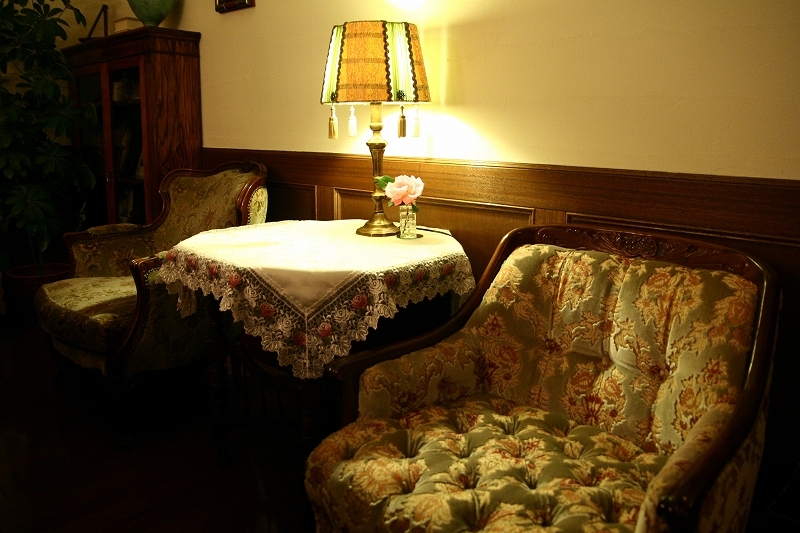 2階の寛ぎのブースイタリアのアンティークソファとフランスの古いデコテーブルです。