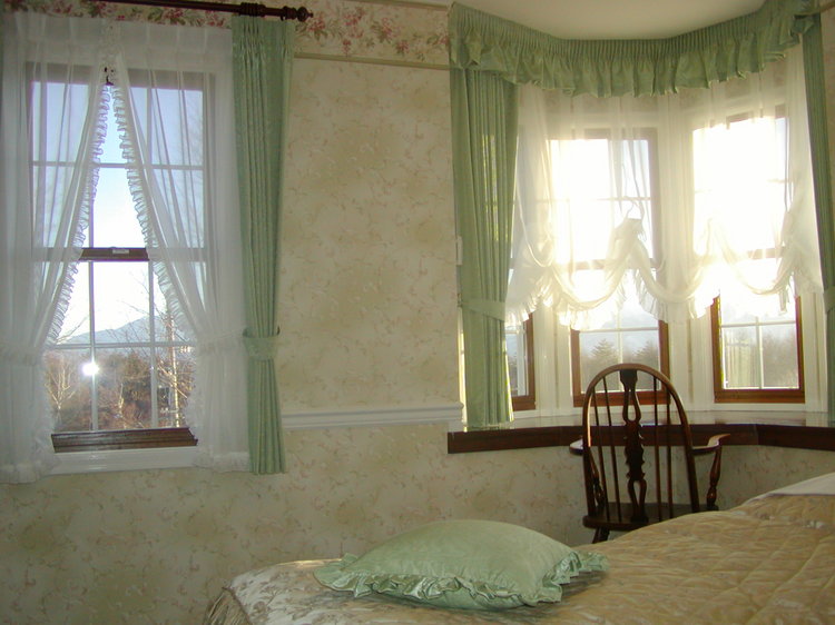 リピーター多いです。バスなしビュールーム。貸切風呂と同じフロアです。白樺の向こうに南アルプスや北岳が