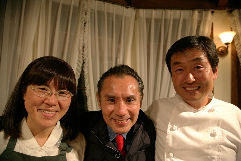 まん中は敬愛する片岡鶴太郎さん。おかしなご縁あって、毎年桃の花の咲くころお越し下さいます。なんて魅