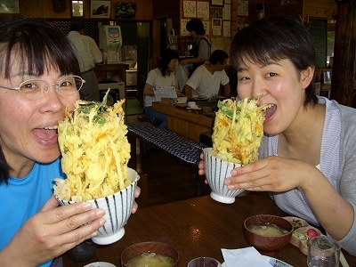 利休庵の名物天丼！でもいい油なのでとてもさっぱり。完食できます。でもびっくりですよね。道案内します。