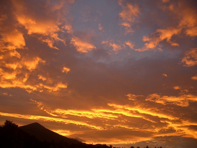朝焼けです。早朝、窓から八ヶ岳を見たら燃えるように流れる雲に感動！