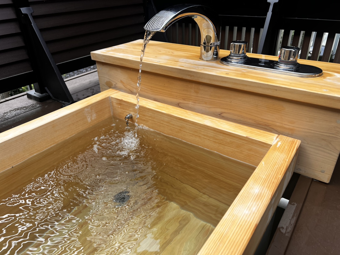 【ヴィラ別邸】温泉かけ流しの檜の露天風呂