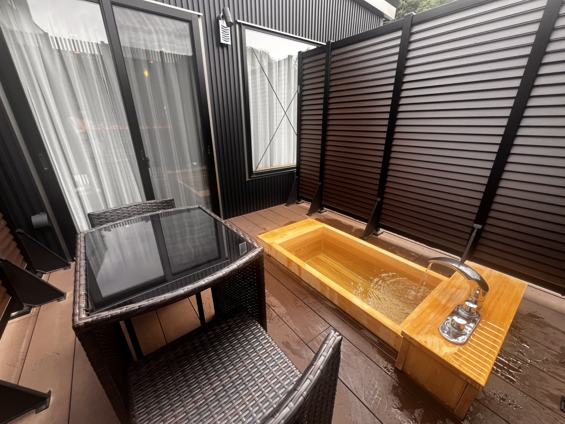 【ヴィラ別邸】温泉かけ流しの檜の露天風呂