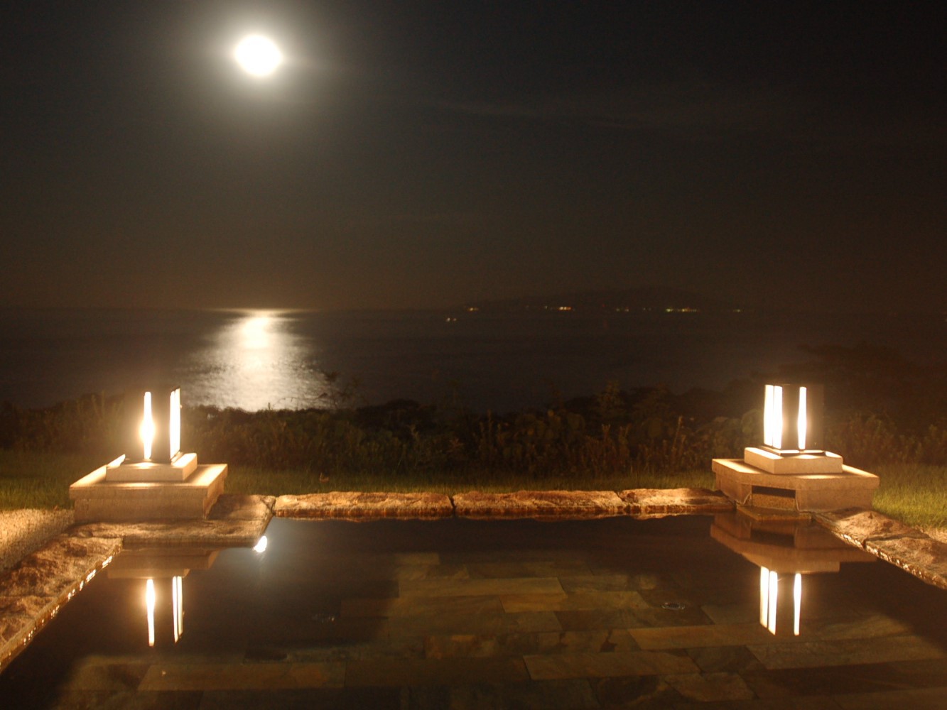 【月の道】夜は神秘的な絶景に魅せられて