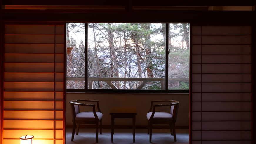 【仙の館和室12.5畳】窓に広がる夕暮れの景色