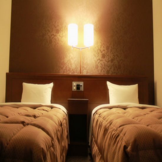 ベッド幅120×;196cmのシングルベッドが２台ございますツインルーム。ベッドランプの灯りが快適な空