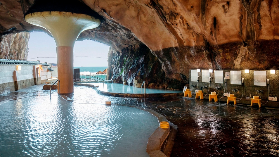 【ホテル浦島／大洞窟温泉】当館の玄関前から船で約5分で到着します。