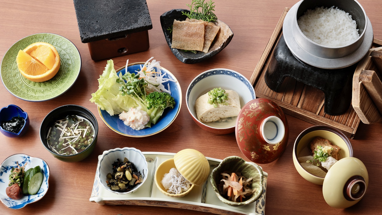 【朝食（一例）】落ち着きのある食事処でこだわり朝食をお召し上がりください。