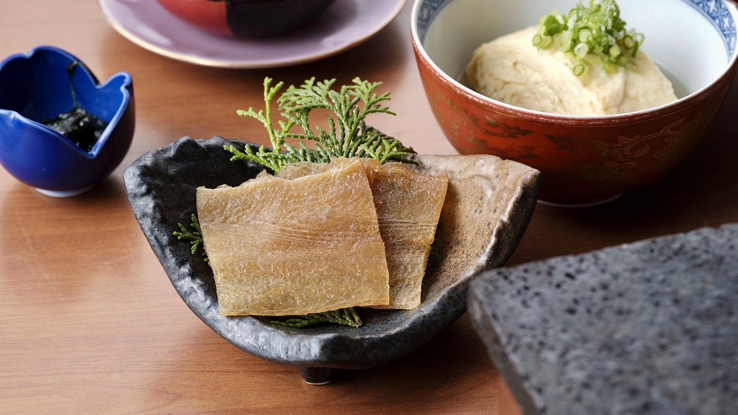 【朝食（一例）】郷土料理「いらぎの干物（サメのみりん干し）」