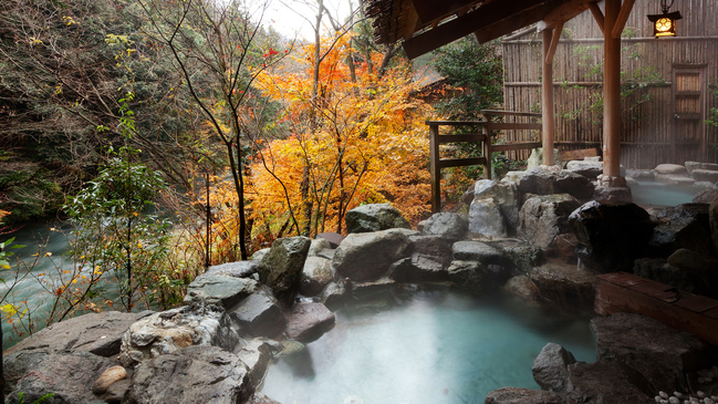 百閒の湯露天風呂紅葉