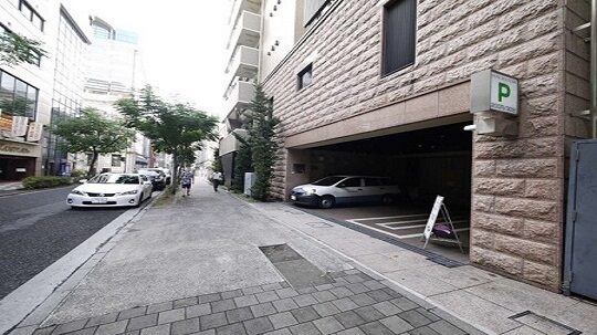 タワー式立体駐車場ホテル正面入り口を過ぎて最初の十字路を左に曲がりますと左手に見えます）