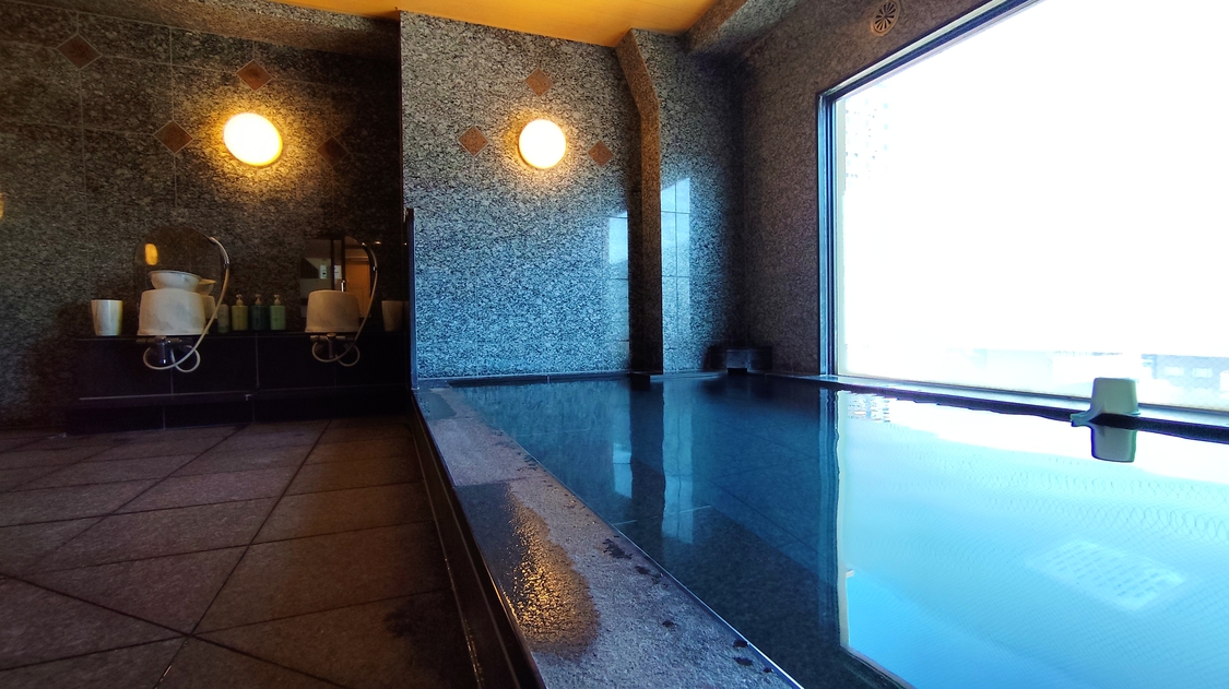 最上階の人工温泉大浴場（男性）【15:00〜2:00/5:00〜10:00】