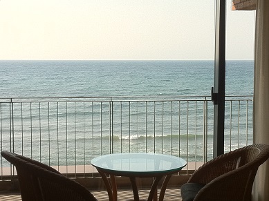 日本海を一望できるバルコニー&客室備品籐椅子ガラステーブル