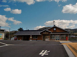 施設最寄駅JR小田駅から徒歩４分（改札目の前の坂道を下ると、右手に茶色の建物がマリンタラソ出雲です）