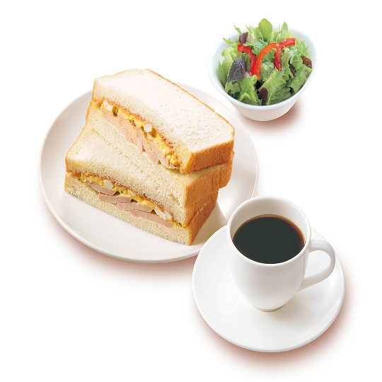 【朝食一例】たまごとハーブ鶏のサンドウィッチ